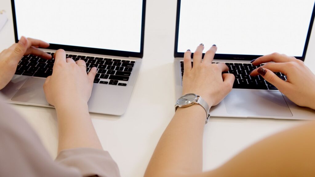 Dispositivo informático moderno sin persona reconocible