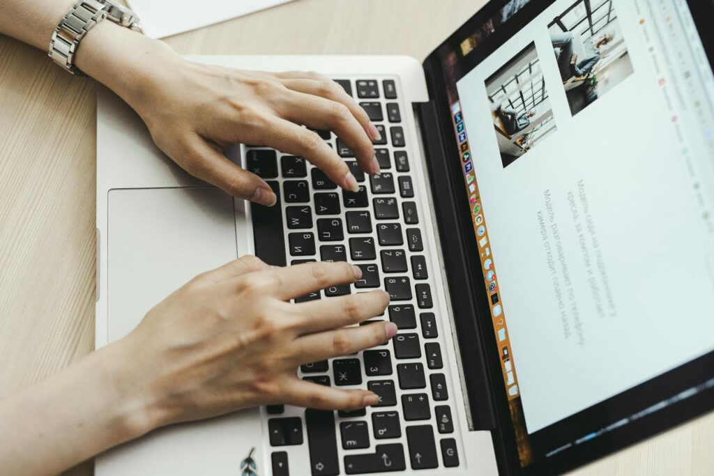 Portátil y herramientas digitales sin rostro reconocible