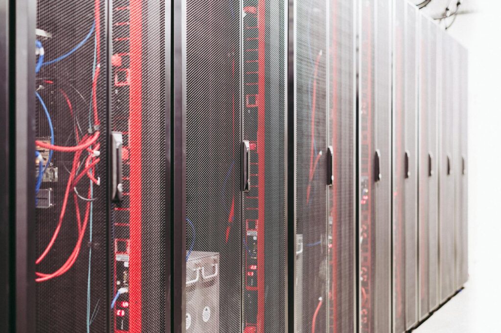 Racks de servidores en centro de datos para servicios cloud